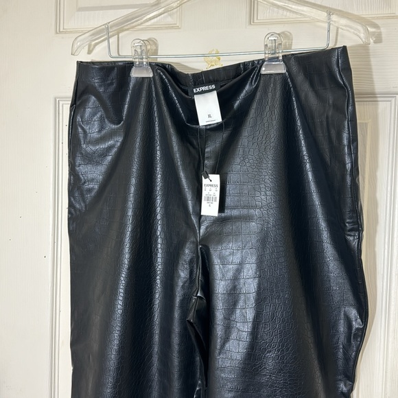 NWT Express Black Faux Leather Snakeskin Animal Print Lightweight Pant Size XL - Picture 3 of 6